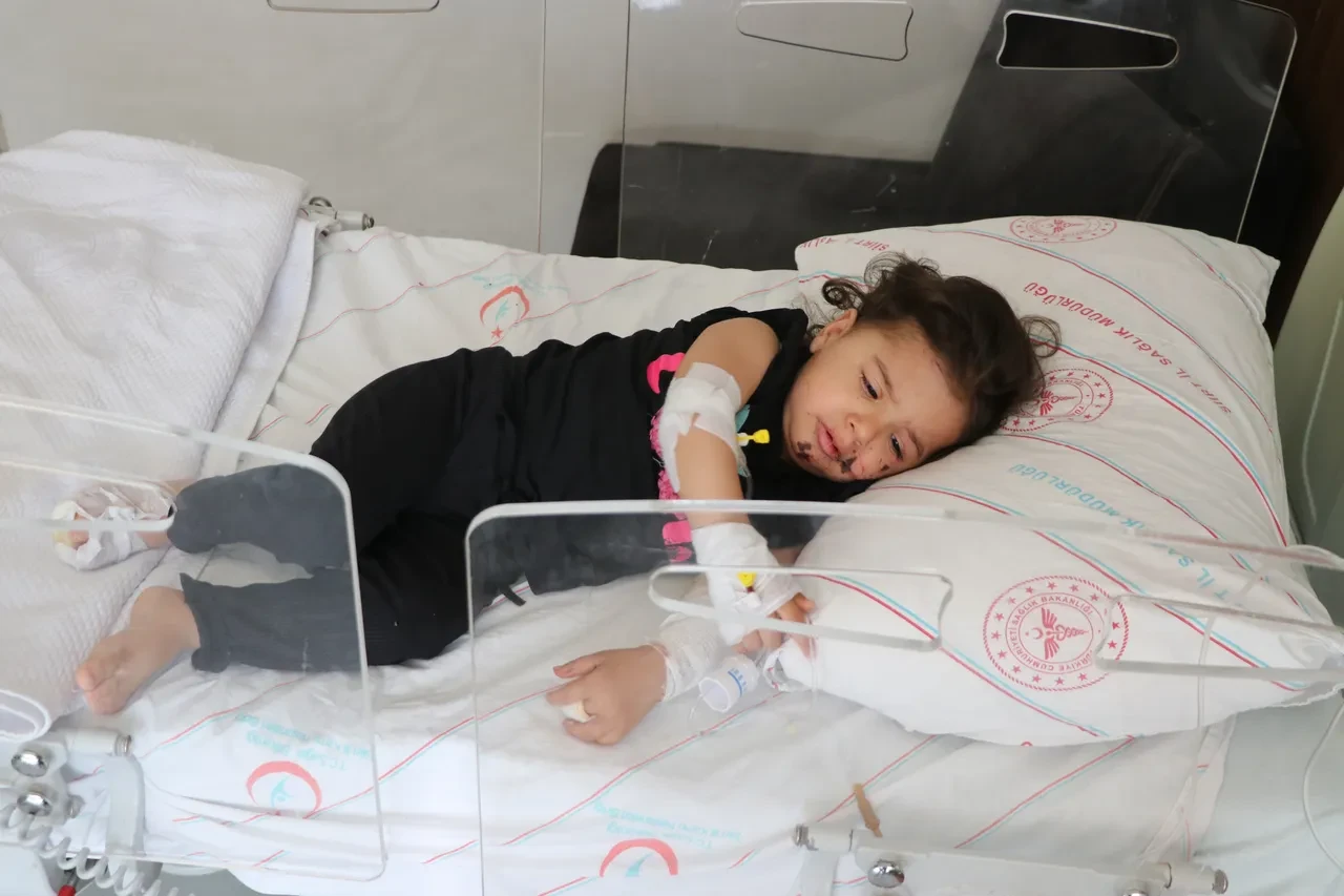 Siirt'te 5. kattan düşen 1.5 yaşındaki Rabia hayata tutundu
