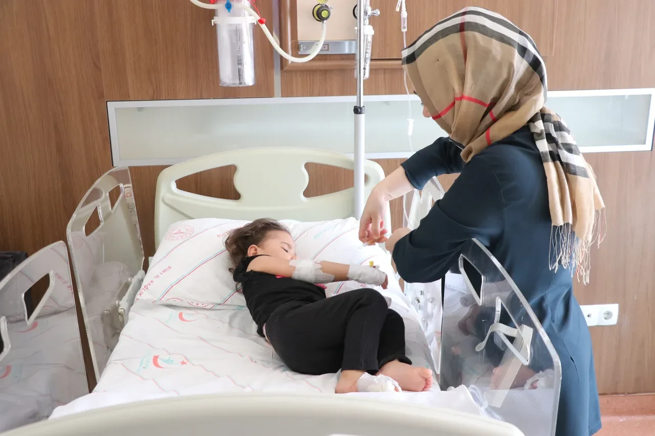 Siirt'te 5. kattan düşen 1.5 yaşındaki Rabia hayata tutundu