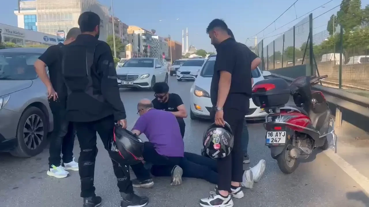 Trafiğin durmasıyla motosikletliler çarpıştı! O anlar kamerada