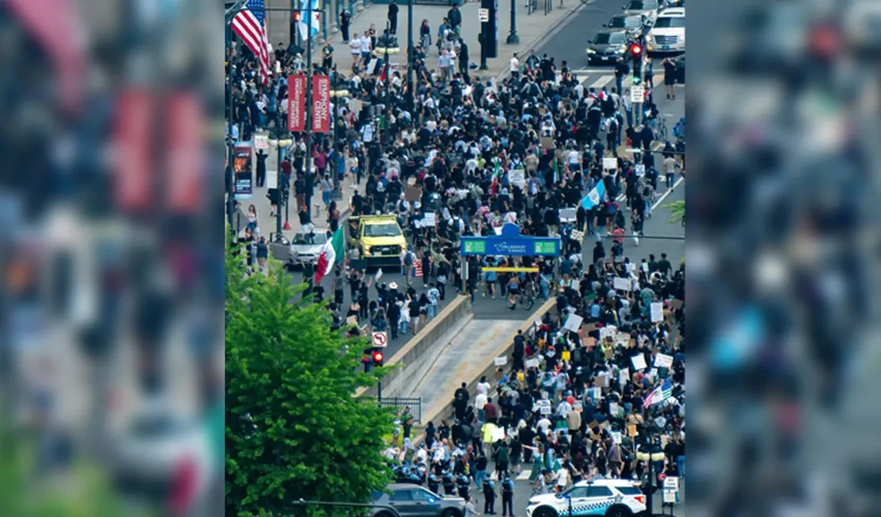 Trump'ın göçmen politikasına karşı sokağa inenlerin üzerine aracını sürdü
