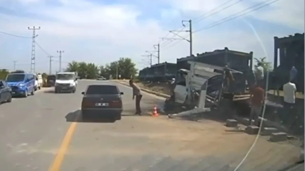 Yük treni kamyoneti biçti! Kaza sonrası korkunç manzara