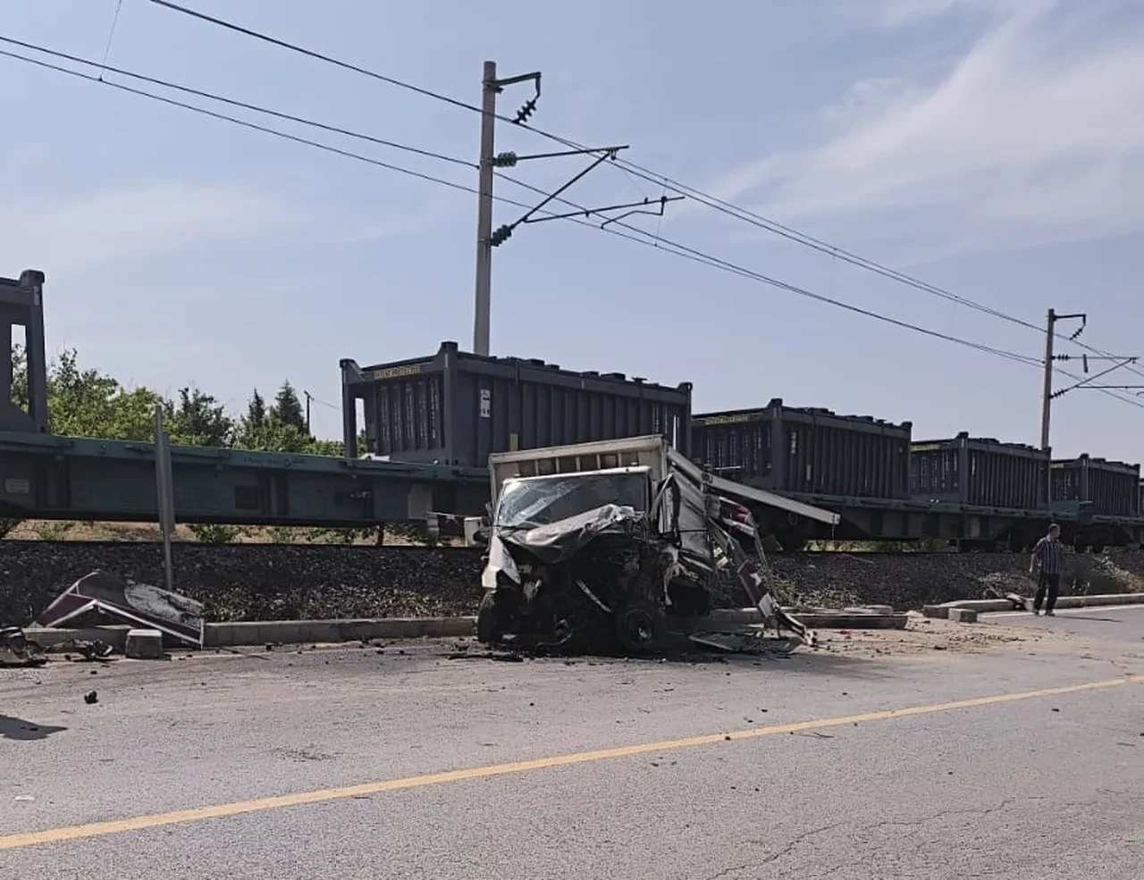 Yük treni kamyoneti biçti! Kaza sonrası korkunç manzara