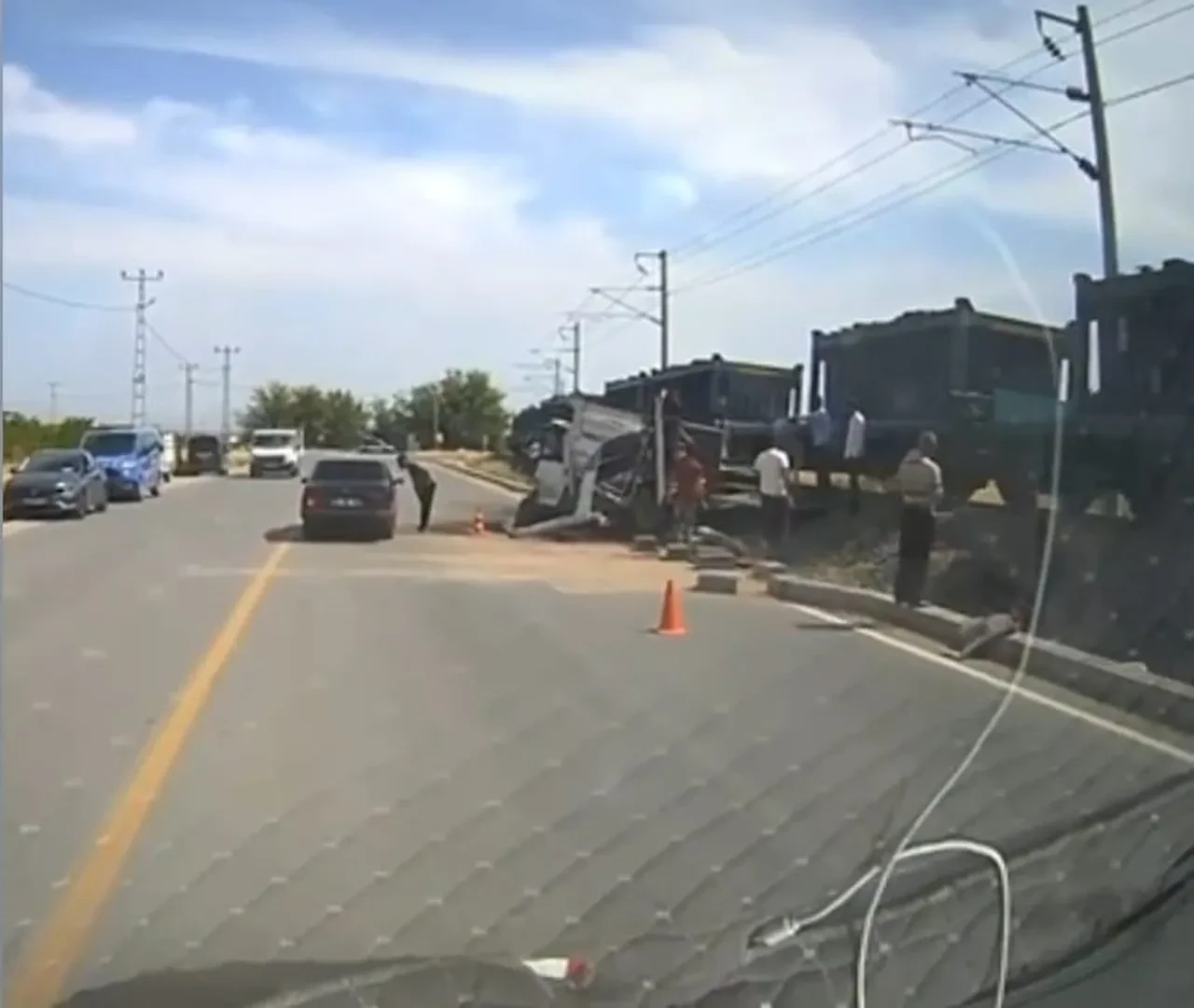 Yük treni kamyoneti biçti! Kaza sonrası korkunç manzara