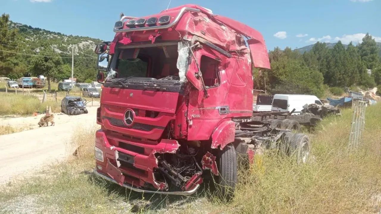 Antalya'da feci kaza! Tır şarampole devrildi