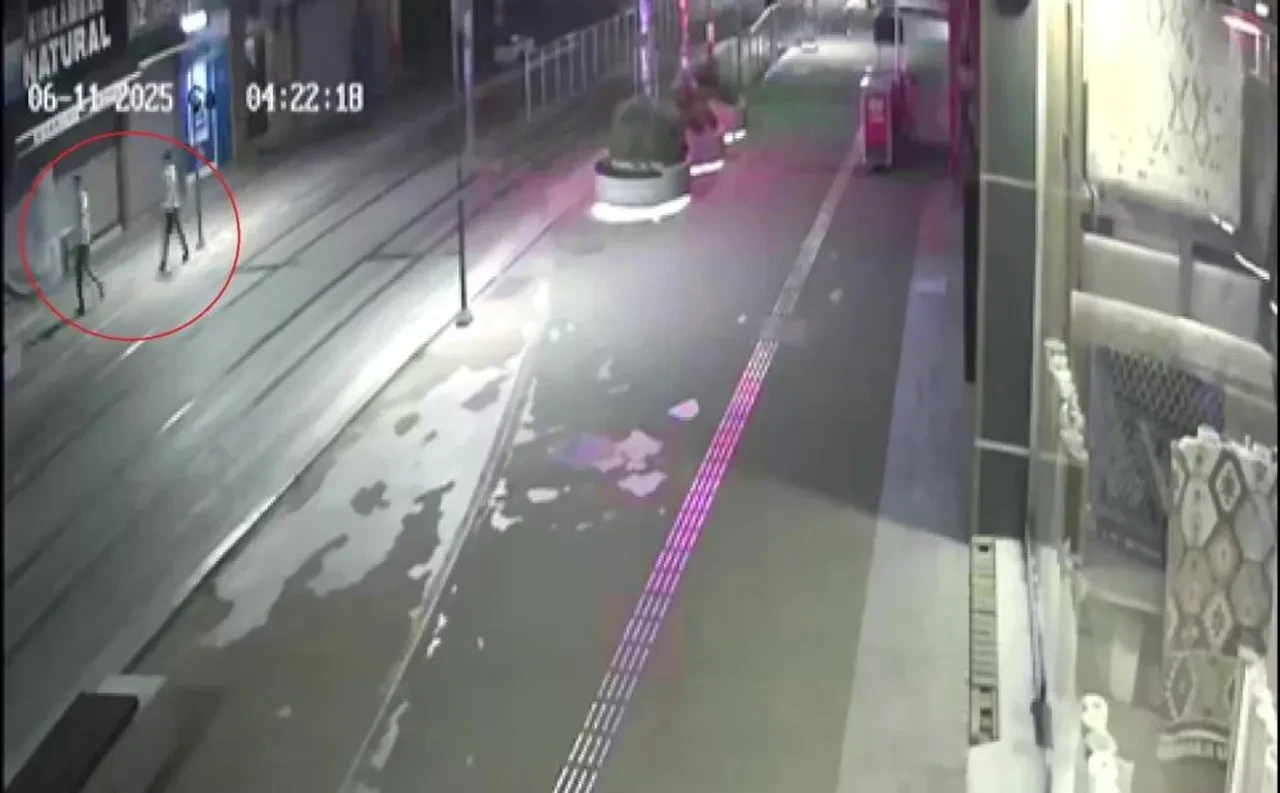 Bankta otururken dehşeti yaşadı! Önce darp, sonra gasp