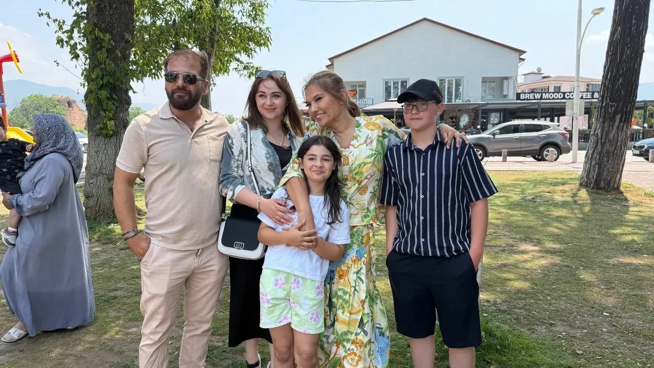 Demet Akalın, sahnede üzdüğü hayranının gönlünü aldı 