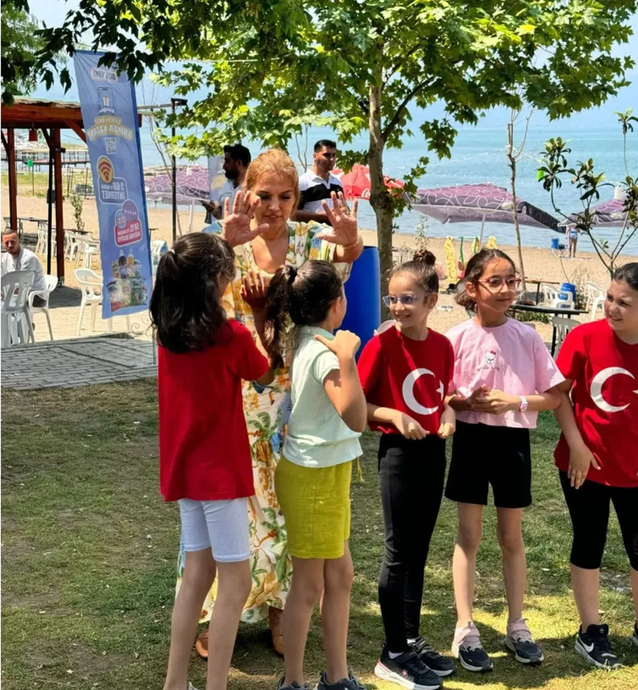 Demet Akalın, sahnede üzdüğü hayranının gönlünü aldı