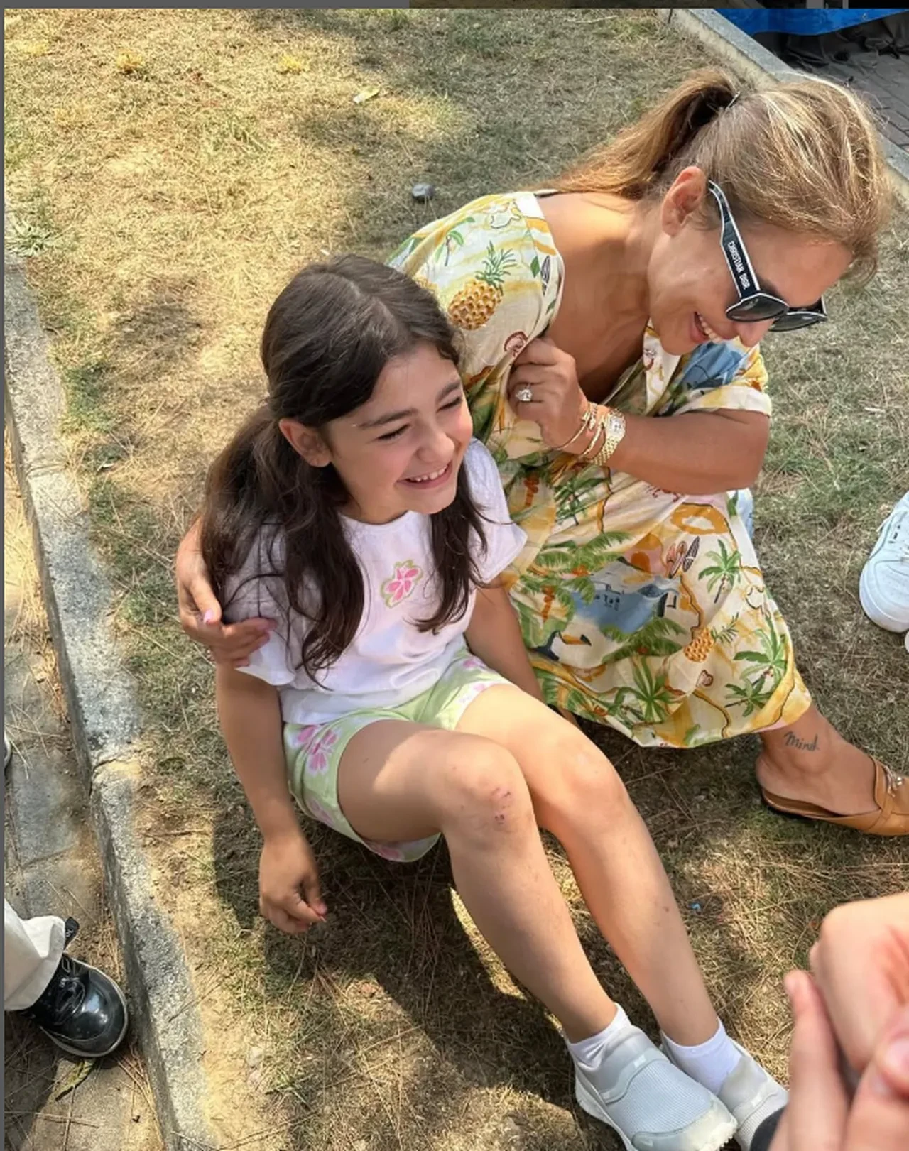 Demet Akalın, sahnede üzdüğü hayranının gönlünü aldı