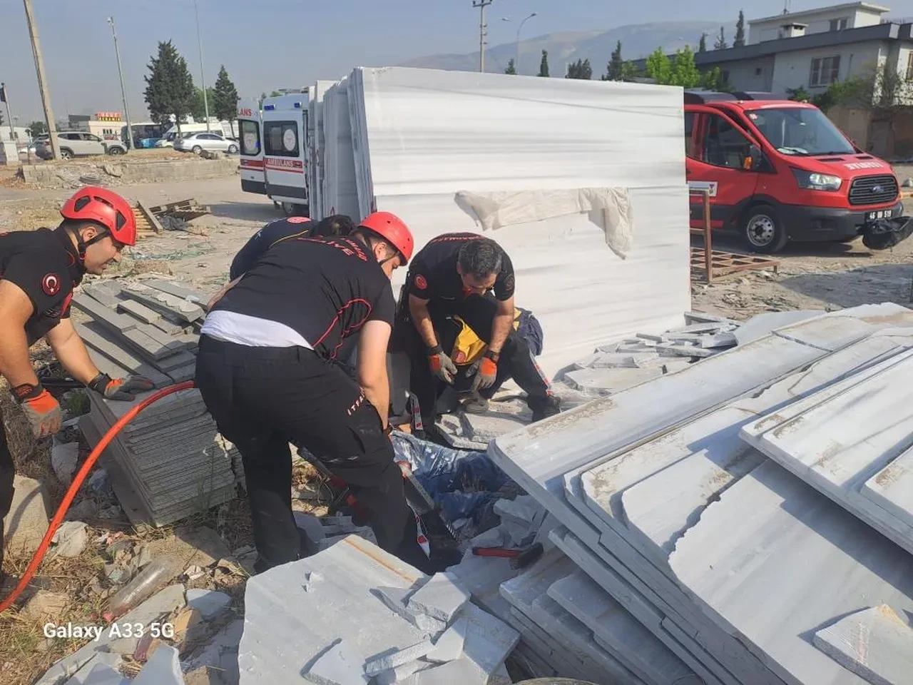 Dev mermer bloklar işçilerin üzerine devrildi! Acı haber geldi