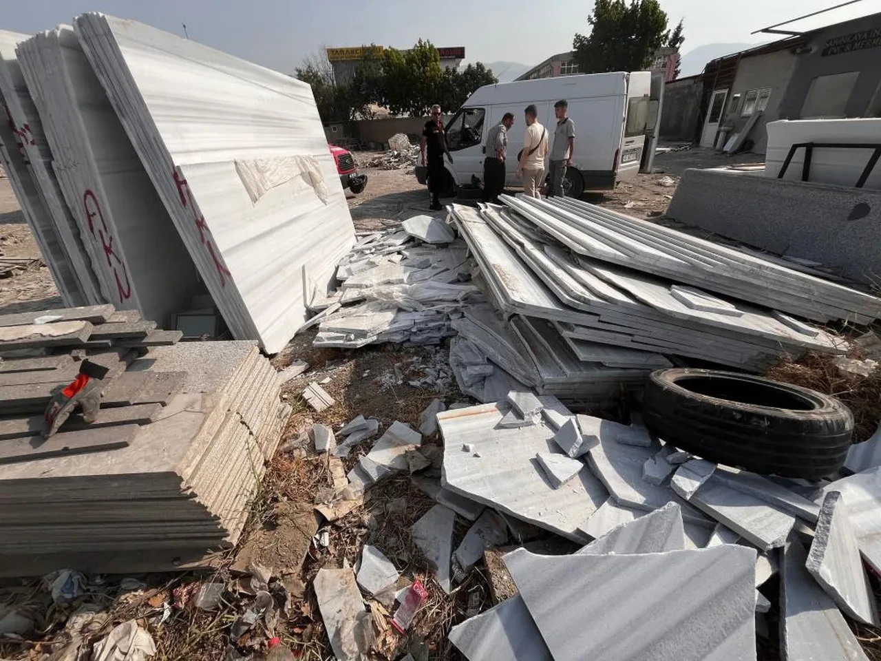 Dev mermer bloklar işçilerin üzerine devrildi! Acı haber geldi