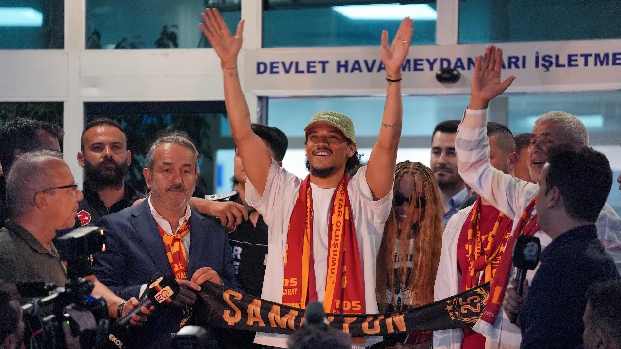 /spor/galatasarayin-yeni-transferi-leroy-sane-istanbulda-ayaginin-tozuyla-3lu-cektirdi-tara-3226461
