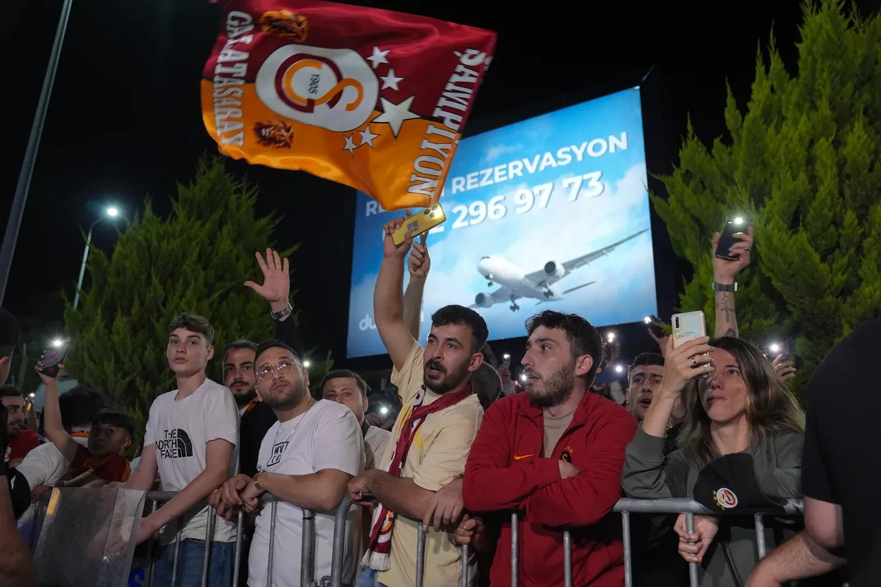 Galatasaray'ın yeni transferi Leroy Sane İstanbul'da! Ayağının tozuyla 3'lü çektirdi, taraftara mesaj yolladı