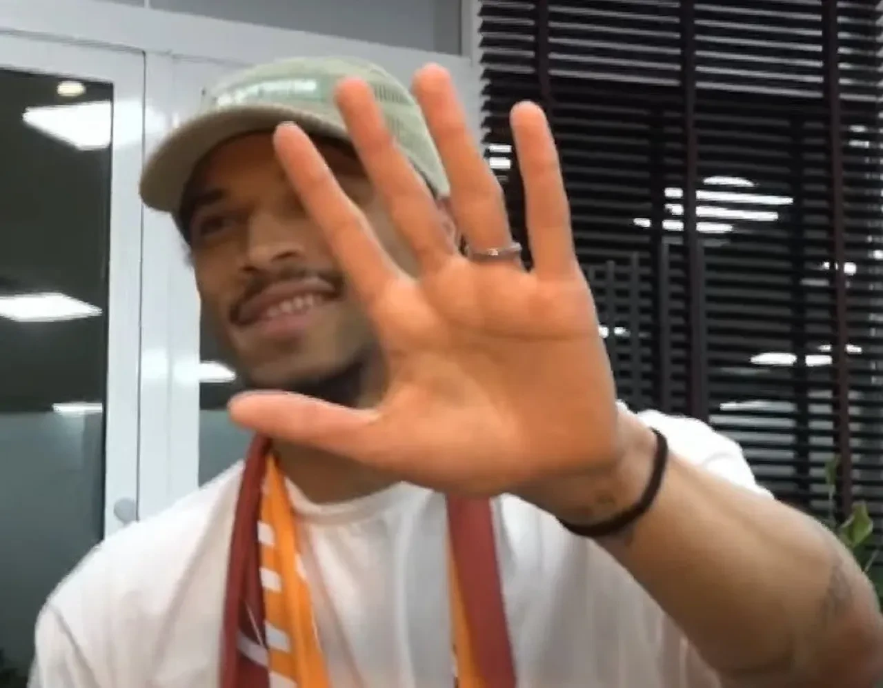 Galatasaray'ın yeni transferi Leroy Sane İstanbul'da! Ayağının tozuyla 3'lü çektirdi, taraftara mesaj yolladı