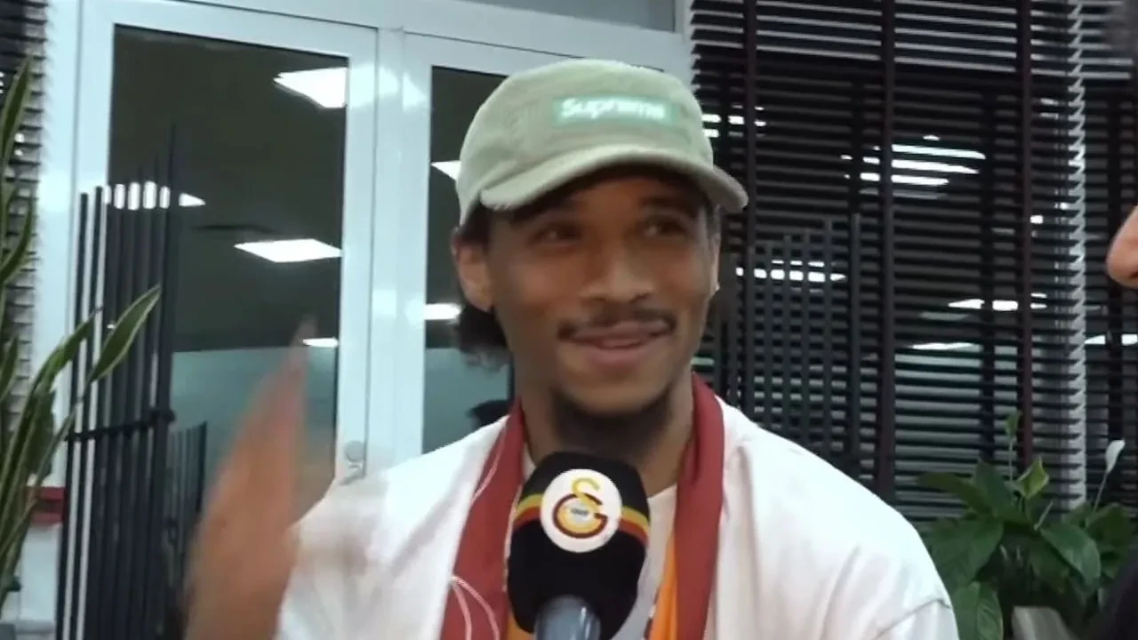 Galatasaray'ın yeni transferi Leroy Sane İstanbul'da! Ayağının tozuyla 3'lü çektirdi, taraftara mesaj yolladı