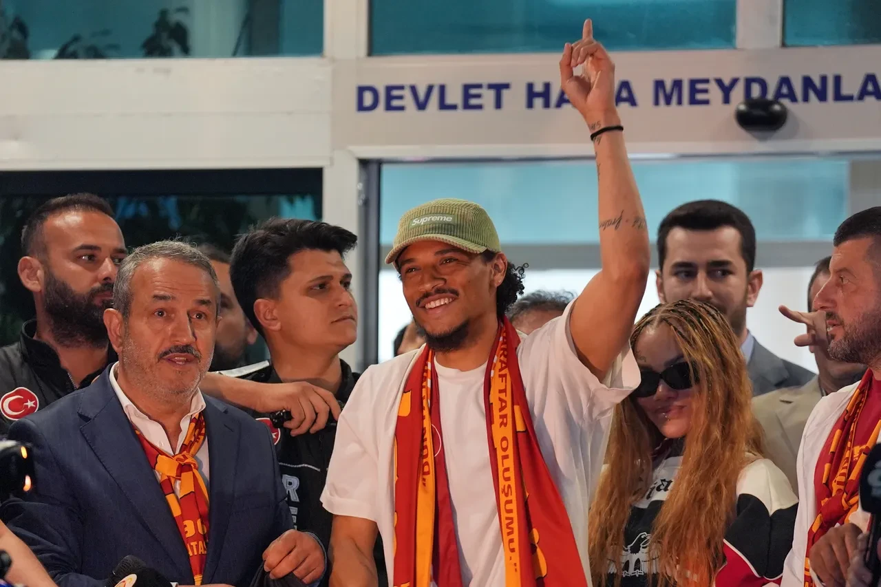Galatasaray'ın yeni transferi Leroy Sane İstanbul'da! Ayağının tozuyla 3'lü çektirdi, taraftara mesaj yolladı