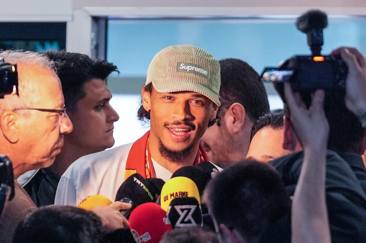 Galatasaray'ın yeni transferi Leroy Sane İstanbul'da! Ayağının tozuyla 3'lü çektirdi, taraftara mesaj yolladı