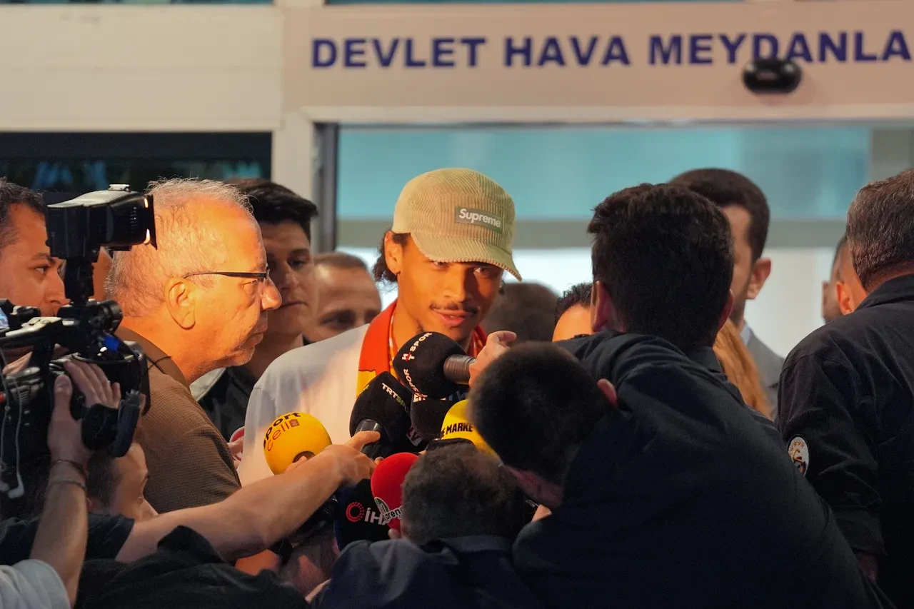 Galatasaray'ın yeni transferi Leroy Sane İstanbul'da! Ayağının tozuyla 3'lü çektirdi, taraftara mesaj yolladı