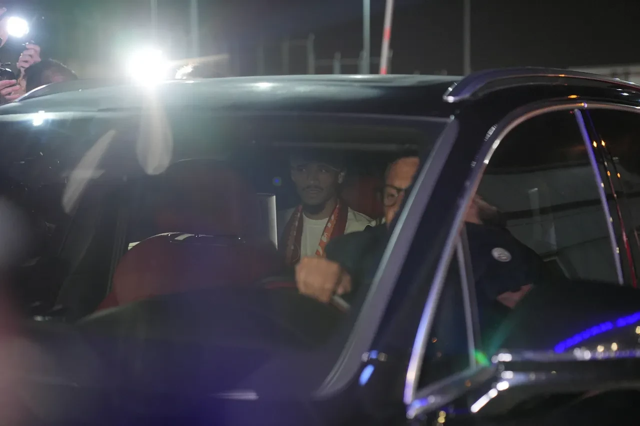 Galatasaray'ın yeni transferi Leroy Sane İstanbul'da! Ayağının tozuyla 3'lü çektirdi, taraftara mesaj yolladı