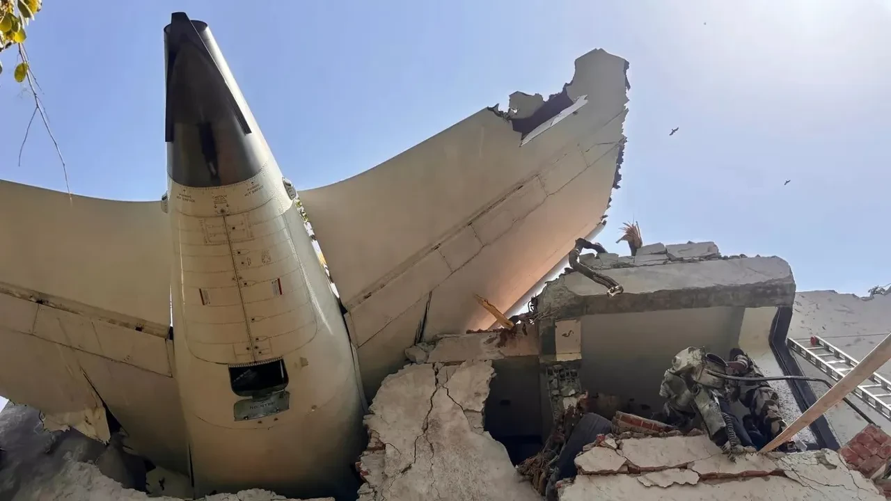 Hindistan uçağından kurtulan yolcu kazayı anlattı: Gözümü açtığımda herkes ölmüştü