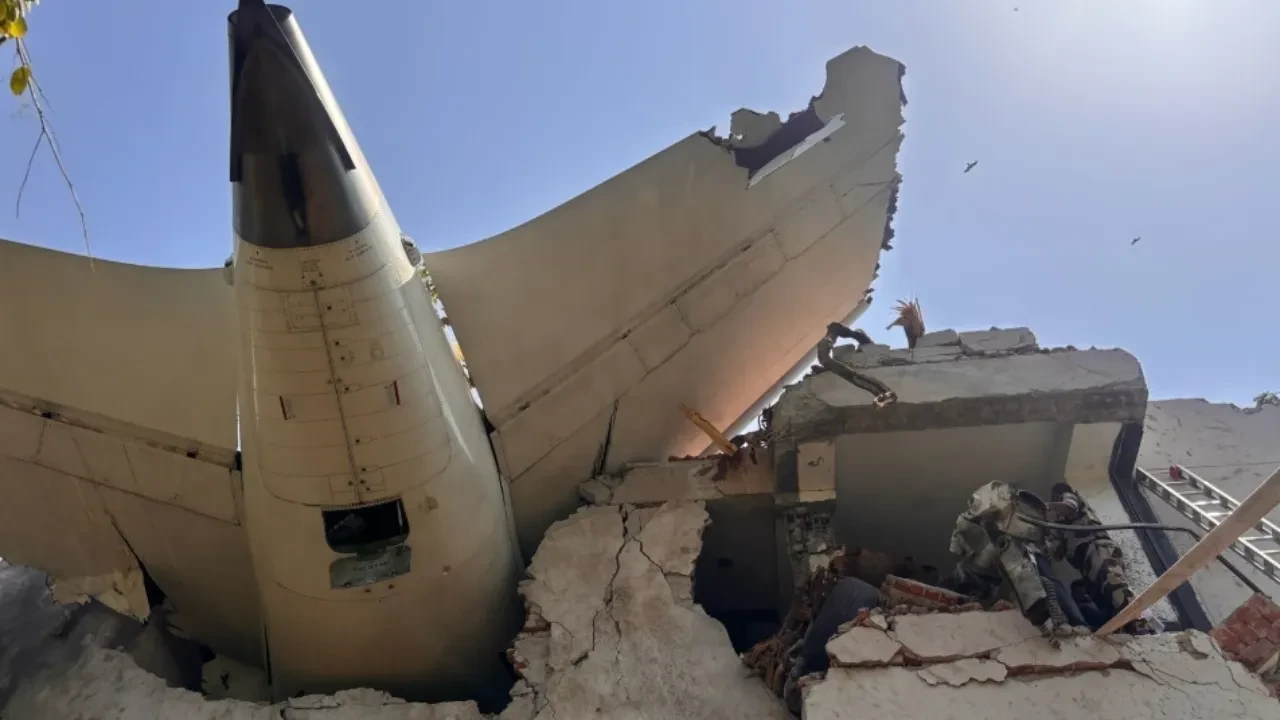 Hindistan’da uçak neden düştü? 300'e yakın kişi hayatını kaybetti