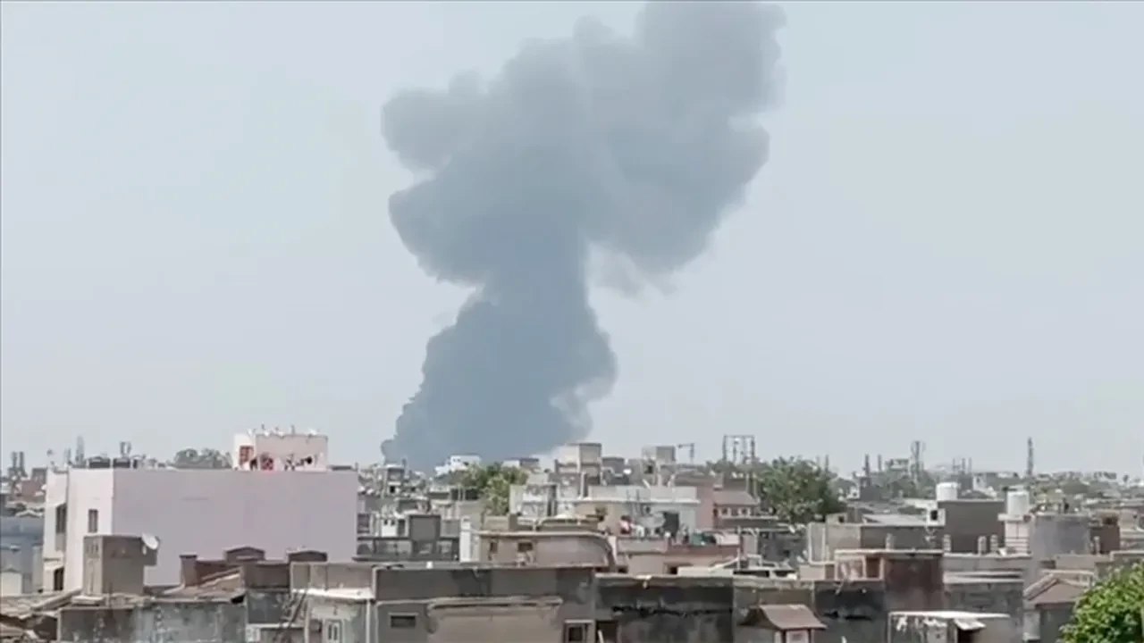 Hindistan’da uçak neden düştü? 300'e yakın kişi hayatını kaybetti