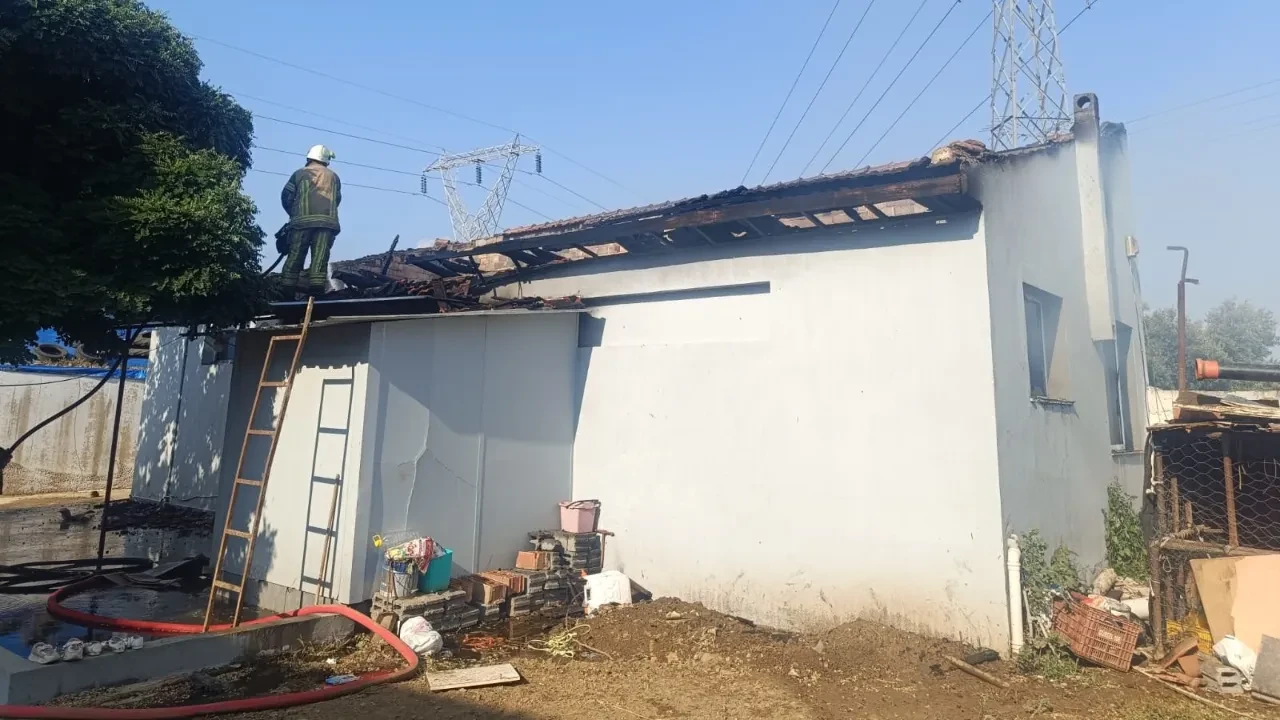 İzmir'de dehşet dolu dakikalar! Çiftlik alev alev yandı! 1 yaşındaki bebek ağır yaralı