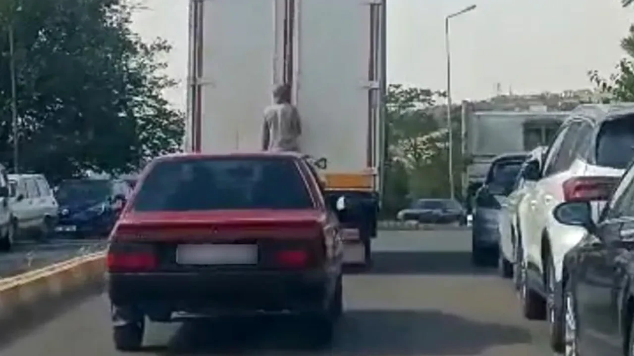Kamyonetin arkasında tehlikeli yolculuk kamerada