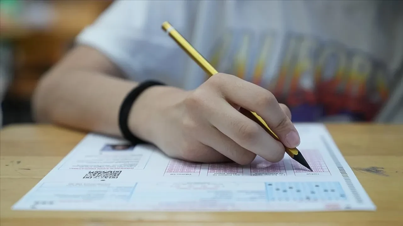 LGS’de küpe, oje, piercing, makyaj yasak mı? Sınavdan önce bunlara dikkat edin