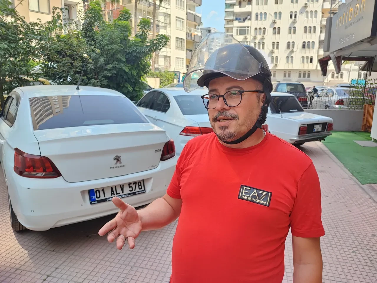 Otomobil kullandı, kask takmadığı için ceza yedi! O günden beri kasksız dolaşmıyor 