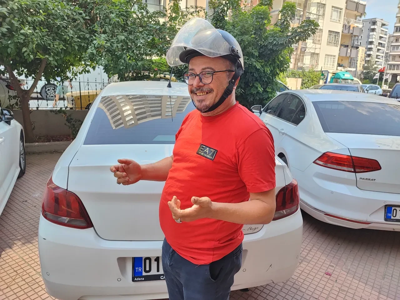 Otomobil kullandı, kask takmadığı için ceza yedi! O günden beri kasksız dolaşmıyor 