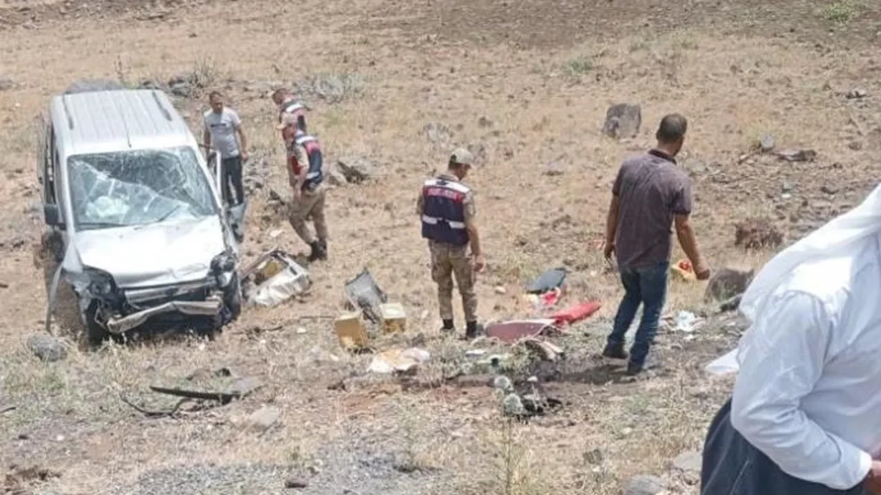 Siverek'te feci kaza! Kontrolden çıkan otomobil takla attı: 2’si bebek çok sayıda yaralı var