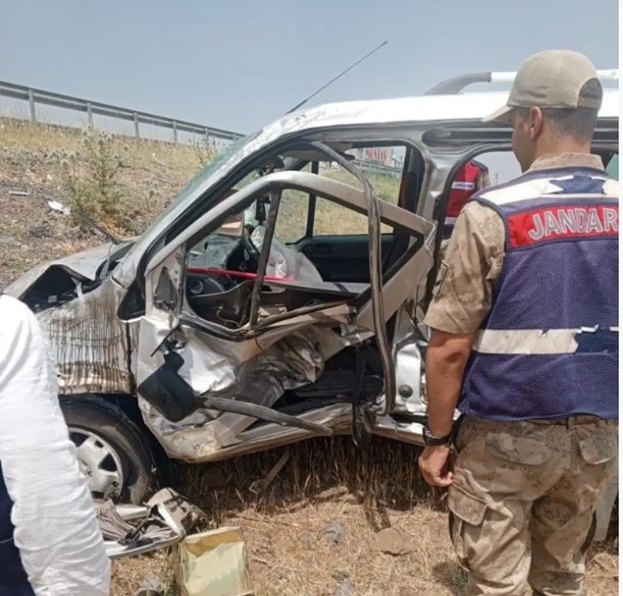 Siverek'te feci kaza! Kontrolden çıkan otomobil takla attı: 2’si bebek çok sayıda yaralı var