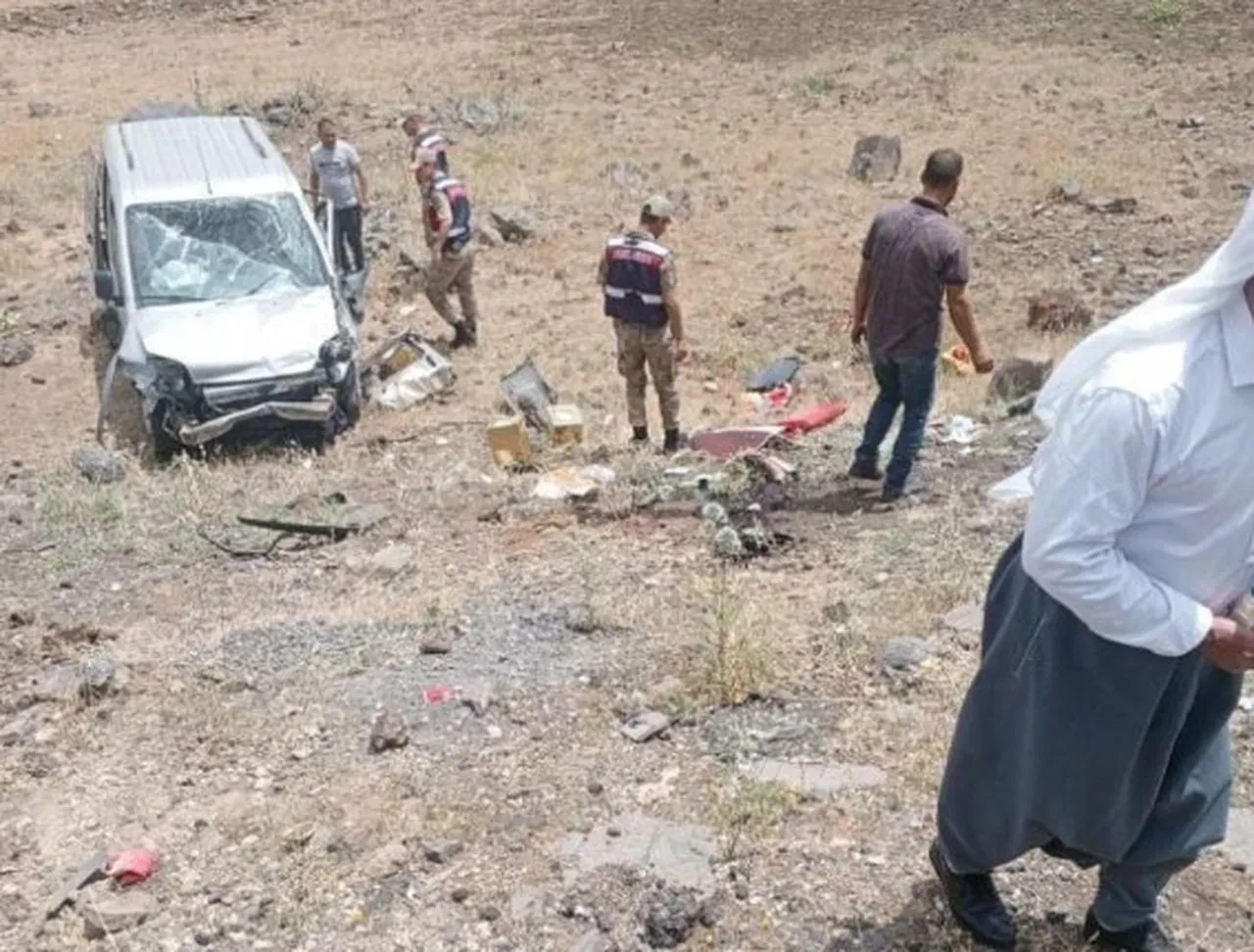 Siverek'te feci kaza! Kontrolden çıkan otomobil takla attı: 2’si bebek çok sayıda yaralı var