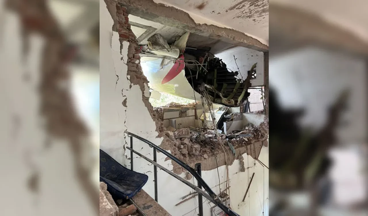 Hindistan'da yolcu uçağı yerleşim yerine düştü! Şehir savaş alanına döndü