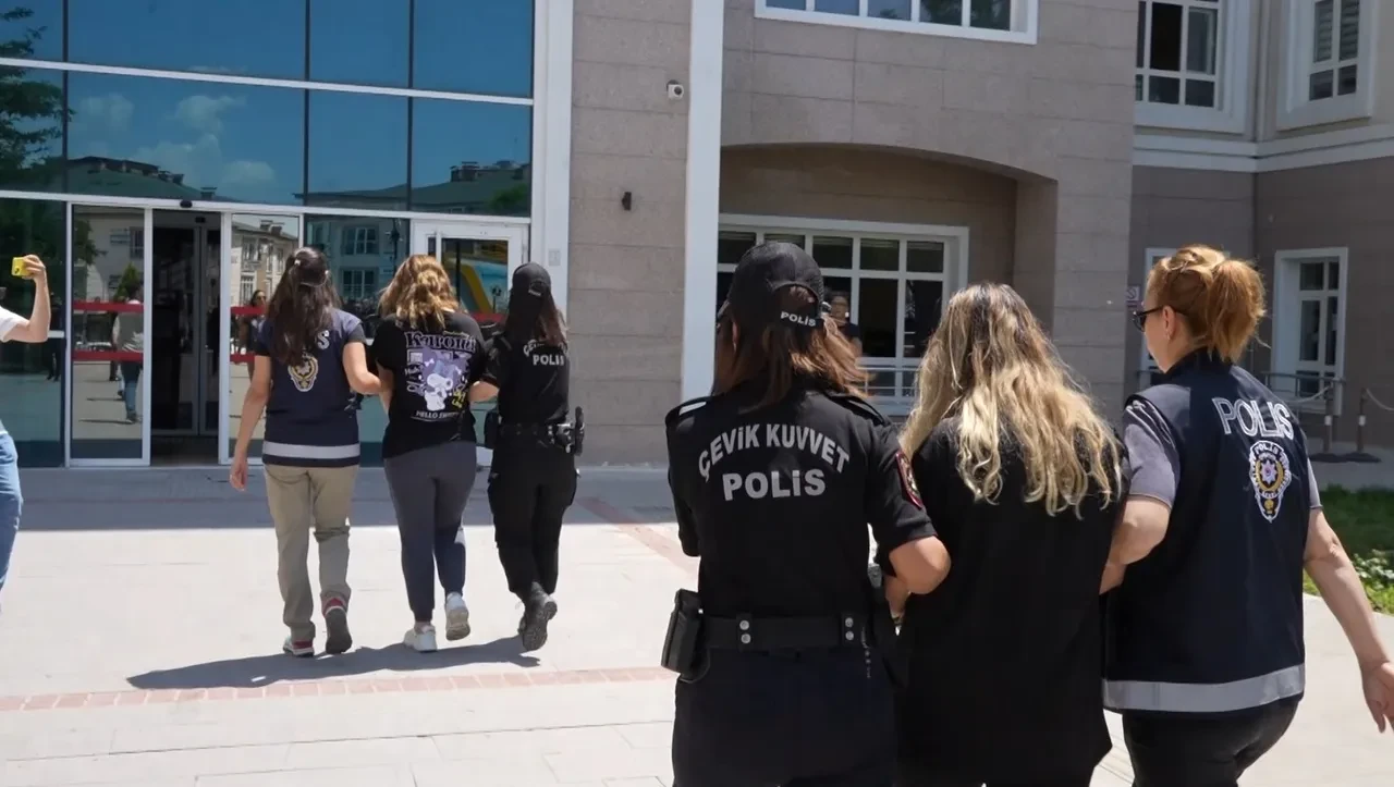 Vahşetin izleri ellerinde! Özge'yi 36 günlük bebeğinin önünde öldürdü