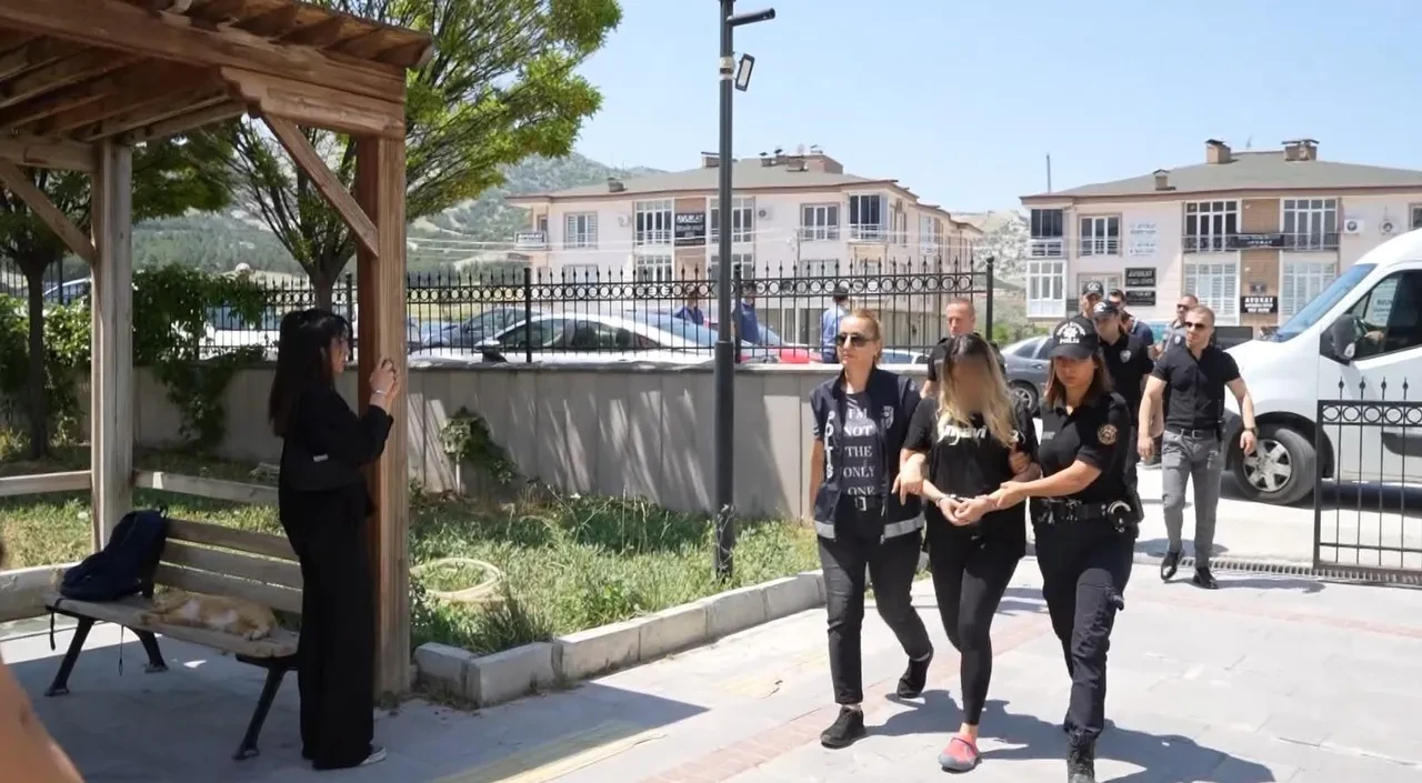 Vahşetin izleri ellerinde! Özge'yi 36 günlük bebeğinin önünde öldürdü