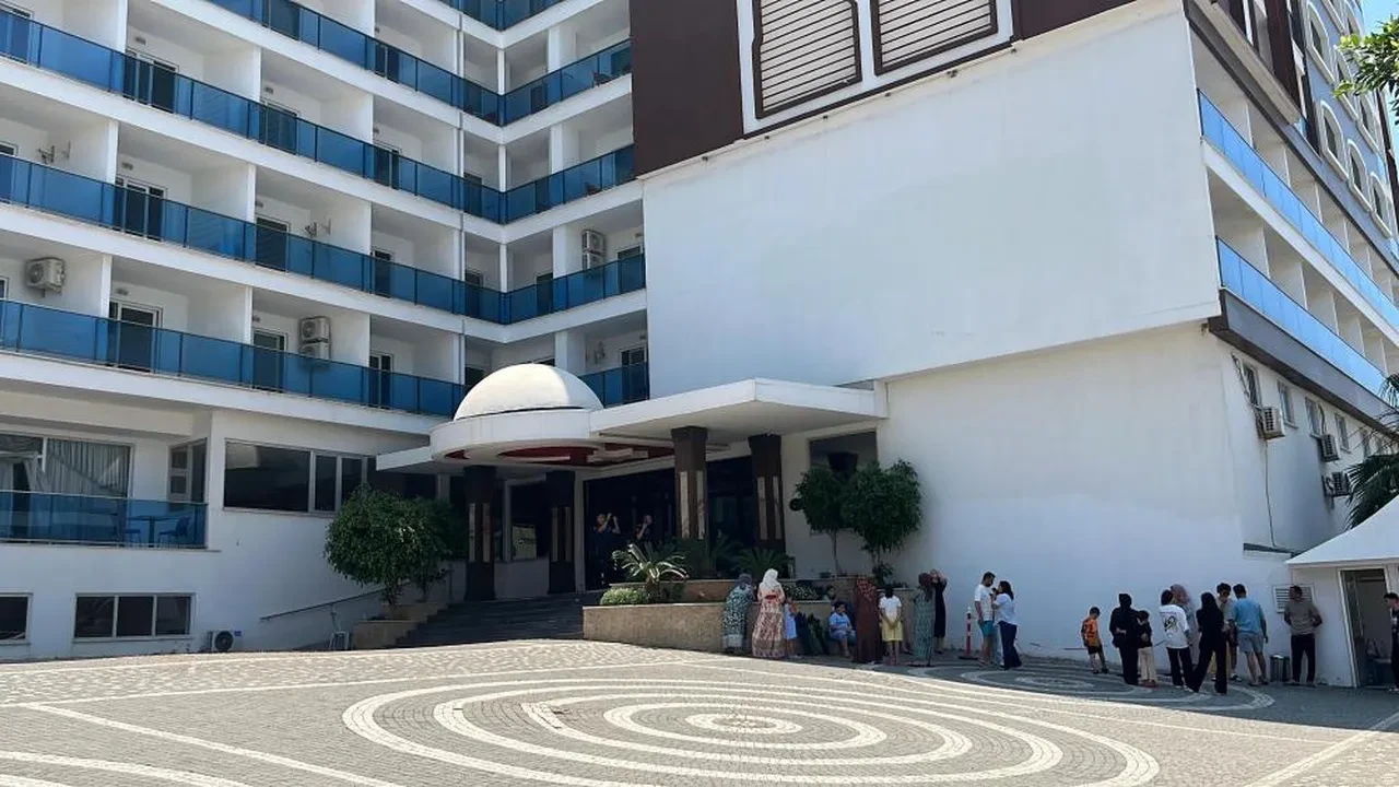 Alanya'da 5 yıldızlı otelde yangın! Turistler tahliye edildi