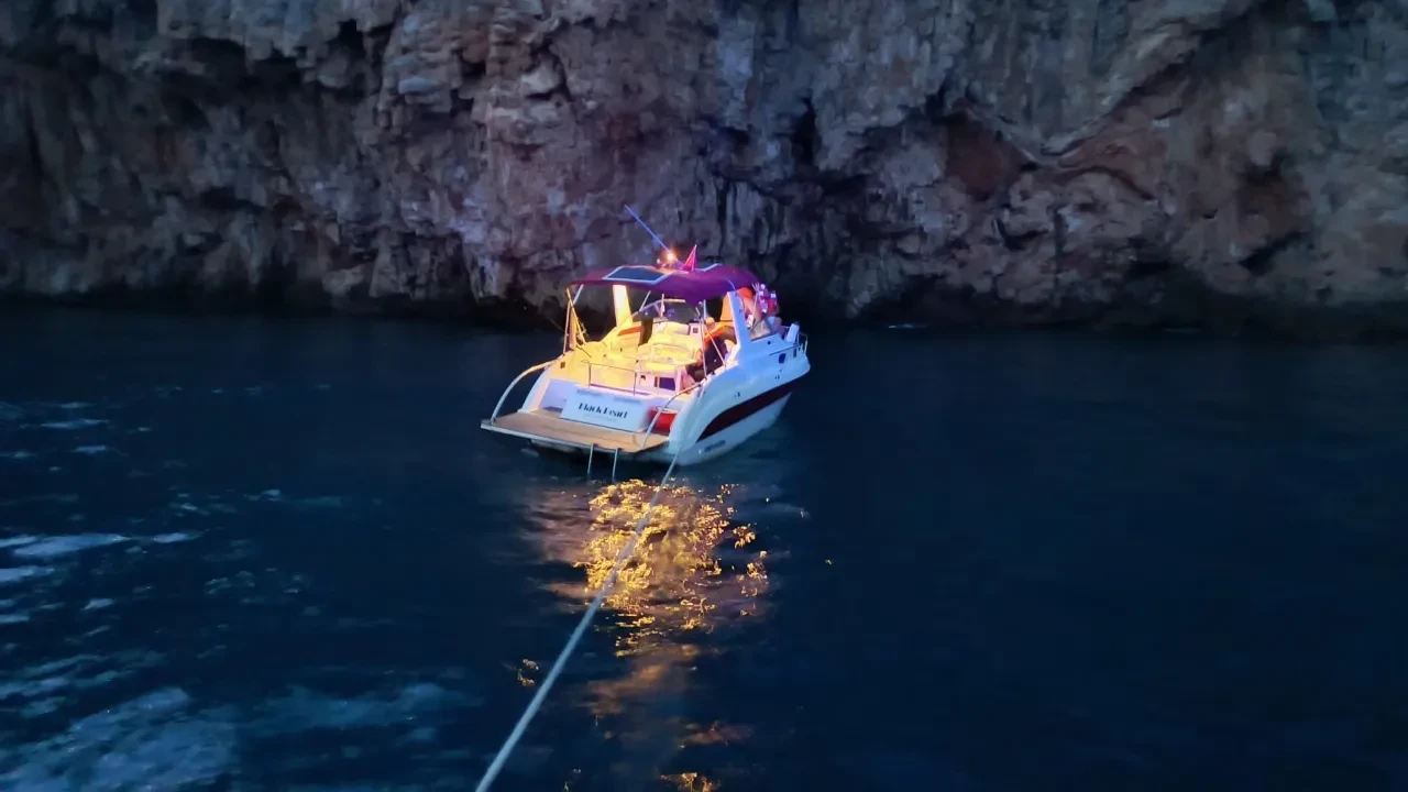 Antalya'da faciadan dönüldü! Falezlere çarpmak üzere olan tekne son anda kurtarıldı