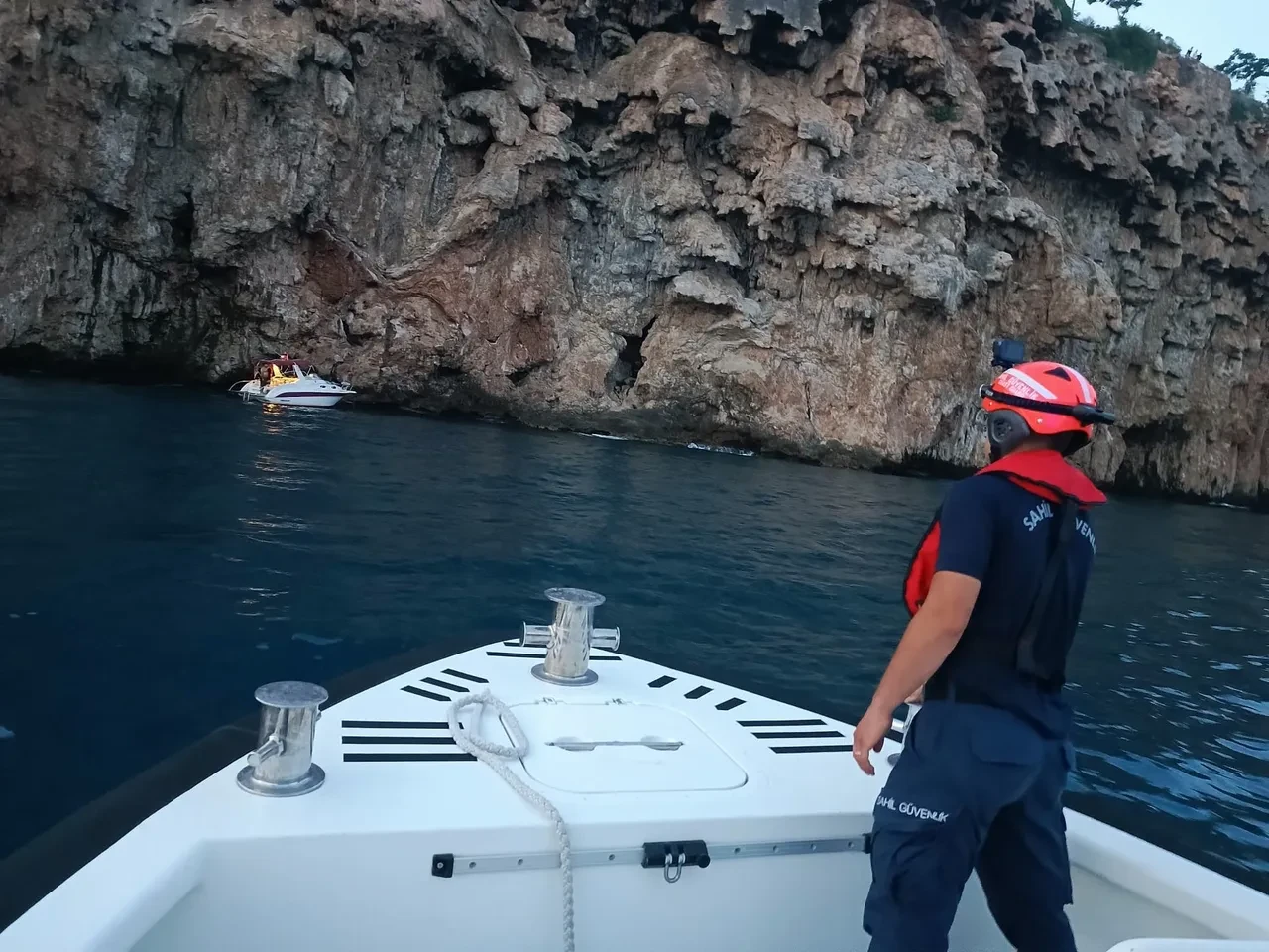 Antalya'da faciadan dönüldü! Falezlere çarpmak üzere olan tekne son anda kurtarıldı
