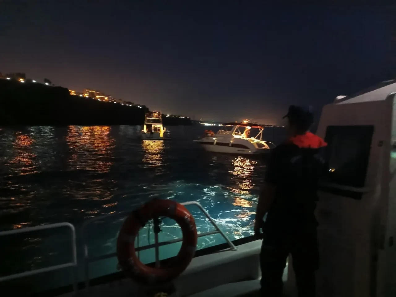 Antalya'da faciadan dönüldü! Falezlere çarpmak üzere olan tekne son anda kurtarıldı