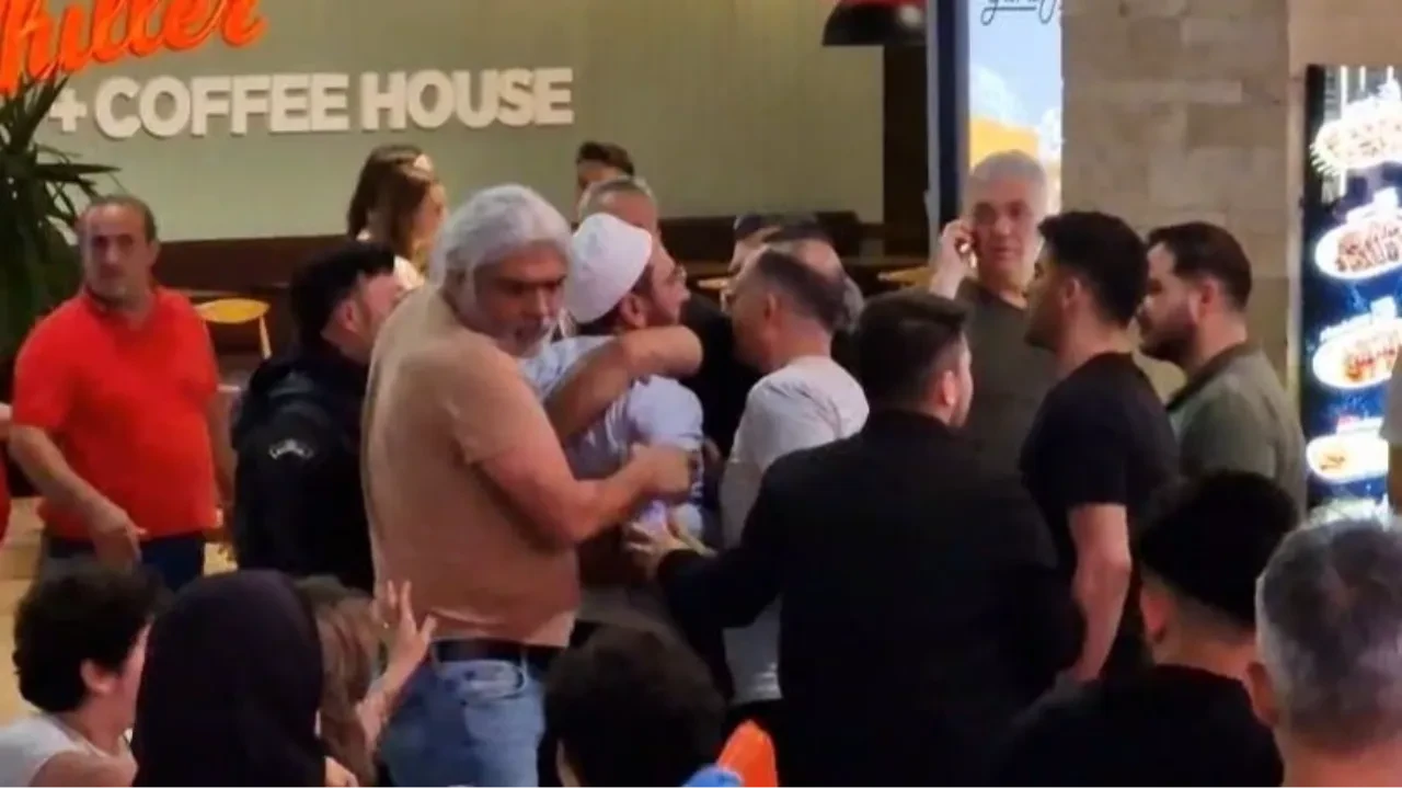 AVM’de ‘adamına göre muamele’ kavgası kamerada