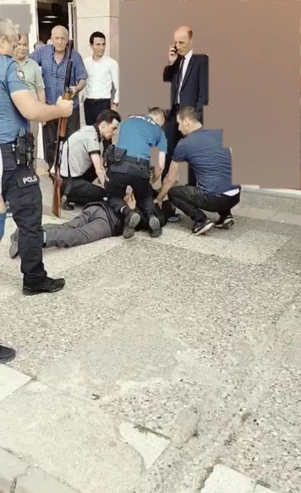 Bankadan istediği kredi verilmeyince pompalı tüfekle dehşet saçtı!