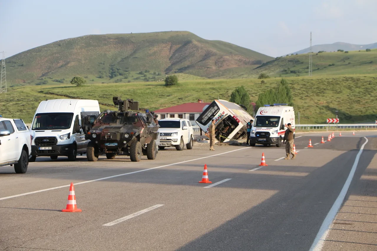 Bingöl'de feci kaza! Yolcu otobüsü devrildi: Yaralılar var