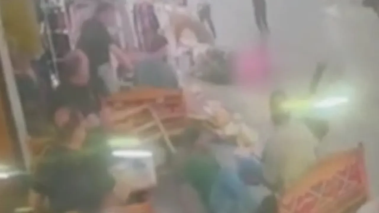 Gaziosmanpaşa’da korku anları: Motosiklet yemek yiyenlerin arasına daldı