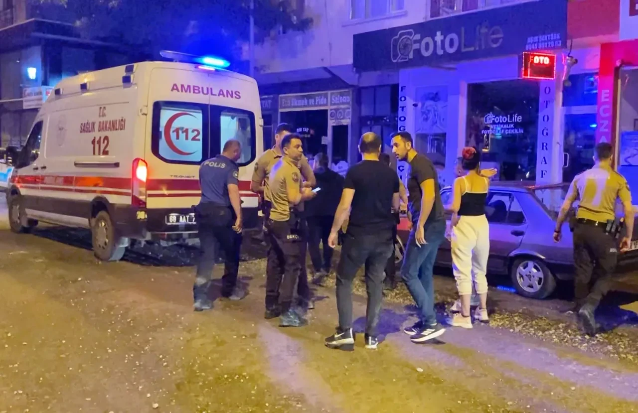 Genç kadın dehşet saçtı! Üvey kardeşini öldürüp bir kişiyi de bıçakladı