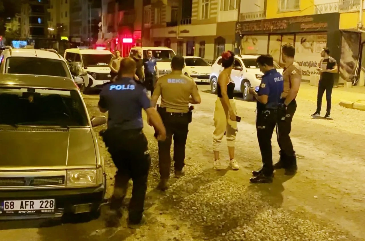 Genç kadın dehşet saçtı! Üvey kardeşini öldürüp bir kişiyi de bıçakladı