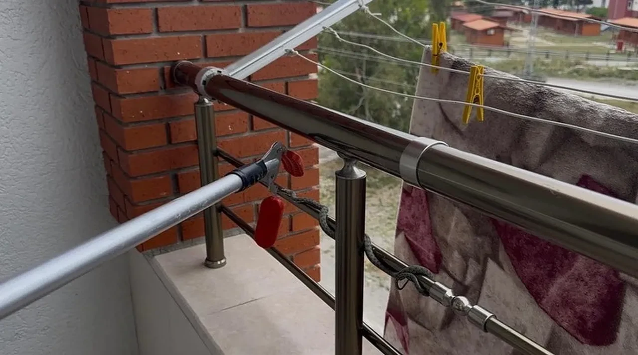 Havalar ısınınca ortaya çıkmaya başladılar! Evin balkonunda yılan paniği