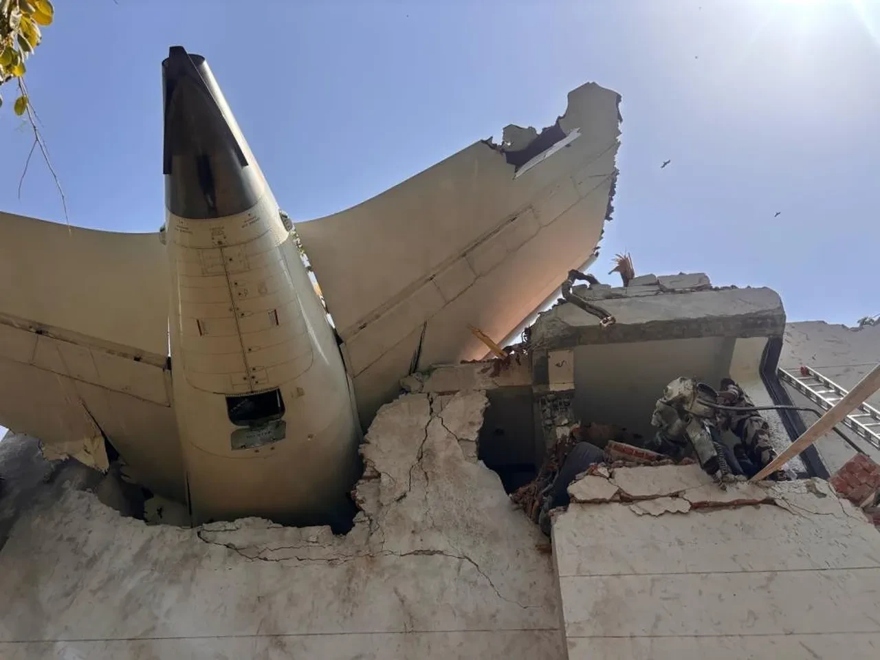 Hindistan'daki facia uçağını kaçıran yolcu neler yaşandığını anlattı