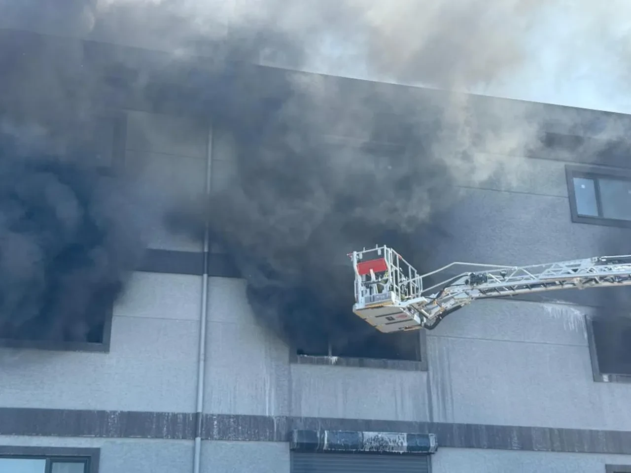 İstanbul Arnavutköy'de iş yerinde yangın! Dumanlar gökyüzünü kapladı