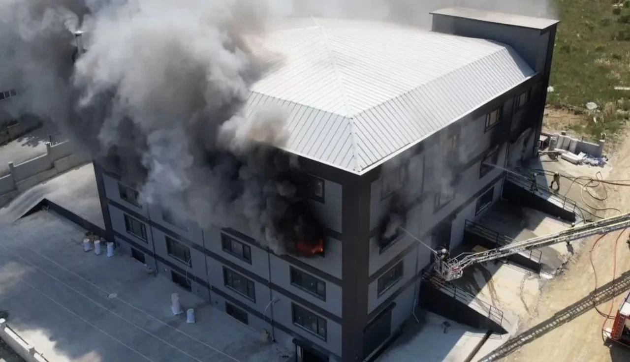 İstanbul Arnavutköy'de iş yerinde yangın! Dumanlar gökyüzünü kapladı
